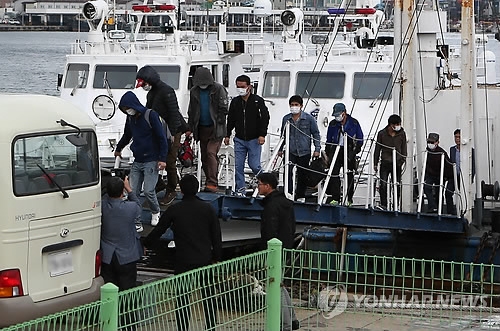 버스에 타는 흥진호 선원