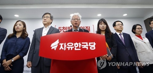洪 "朴제명 강행"-친박 "洪 직무정지가처분"…3일 최고위 불투명(종합) - 3