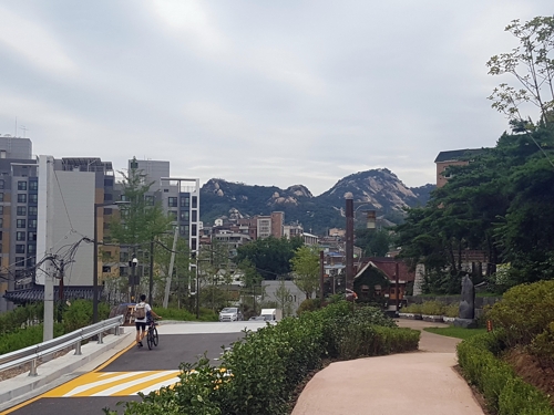 서울시교육청 뒤편에서 보이는 인왕산의 모습
