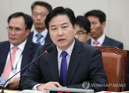 질문에 답변하는 홍종학 후보자(서울=연합뉴스) 김도훈 기자 = 홍종학 중소벤처기업부 장관 후보자가 10일 오전 국회 산업통상자원중소벤처기업위원회에서 열린 인사청문회에서 질문에 답변하고 있다. 2017.11.10superdoo82@yna.co.kr