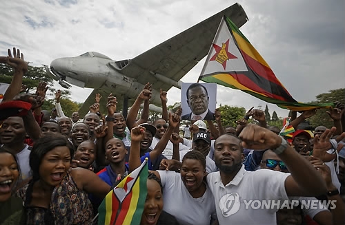 음난가그와 귀국 환영하는 짐바브웨인들[AP=연합뉴스 자료사진]