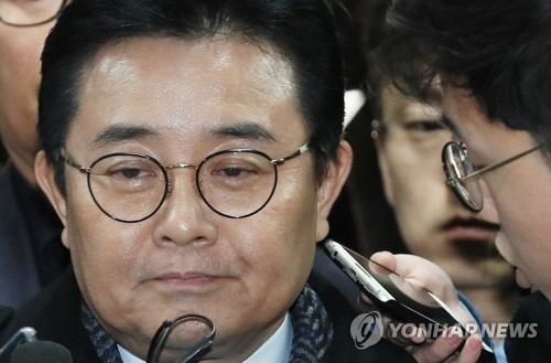 굳은 표정의 전병헌 (서울=연합뉴스) 이지은 기자 = 롯데홈쇼핑으로부터 3억여 원의 뇌물을 수수하는 등 수억원대 금품 비리 혐의를 받는 전병헌 전 청와대 정무수석비서관이 24일 오전 서울 서초구 서울중앙지방법원에서 열린 영장실질심사에 출석하기 전 취재진의 질문을 받고 있다. 2017.11.24jieunlee@yna.co.kr