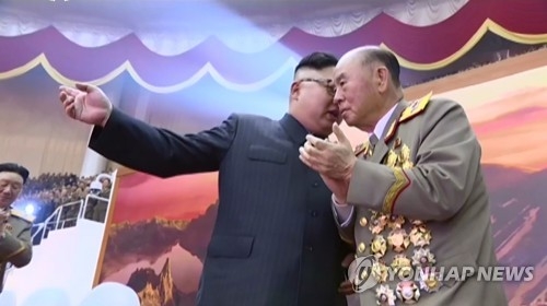 김정은과 가깝게 대화하는 리명수(오른쪽)