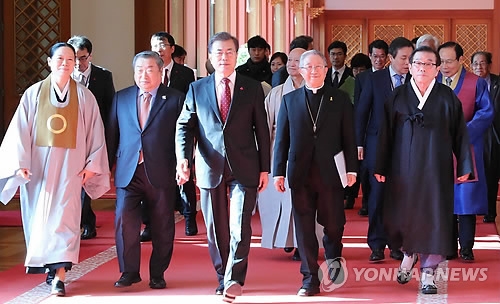 문 대통령, 종교지도자들과 입장