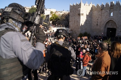 예루살렘 올드시티에 배치된 무장 경찰 [연합뉴스 자료사진]
