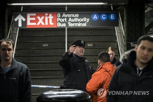 폭발물 테러 후 시민들을 대피시키는 뉴욕 경찰