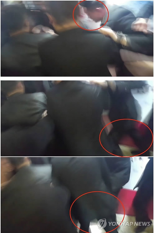 쓰러진 한국 사진기자 발로 가격하는 중국 측 경호 관계자