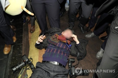 중국 경호요원 폭행으로 쓰러진 한국 사진기자［베이징=연합뉴스］
