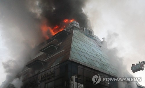 스포츠시설 큰 불(제천=연합뉴스) 김형우 기자 = 21일 오후 충북 제천시 하소동 9층짜리 스포츠시설 건물에서 불이 나 119 소방대가 진화작업을 펼치고 있다. 2017.12.21 vodcast@yna.co.kr
