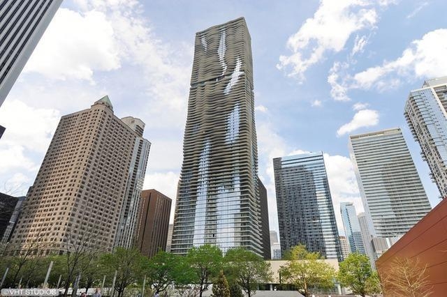 미국 시카고 도심의 아쿠아 타워 