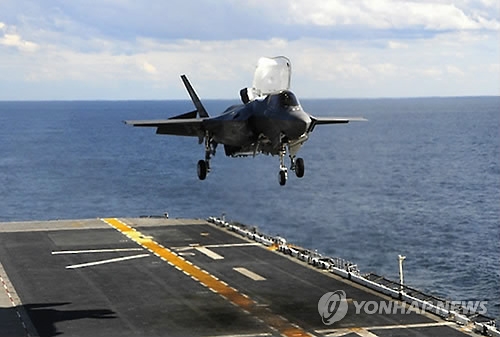 와스프에 착륙하는 F-35B 스텔스기