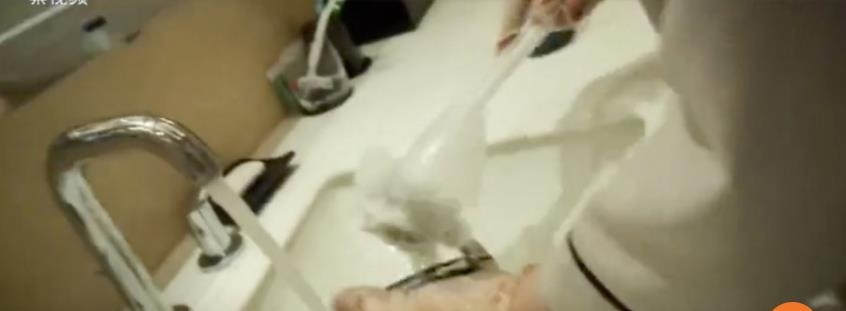중국의 고급 호텔에서 변기 청소용 솔로 컵을 닦는 모습