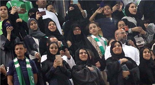 경기 관람하는 사우디 여성 축구팬 (제다 EPA = 연합뉴스)