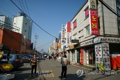 상가가 밀집한 서울 용산구 한강로1가 일대의 모습