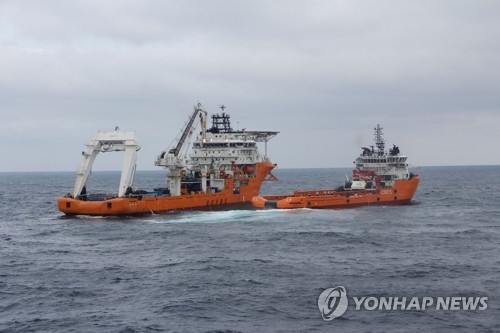 사고 해역의 중국 구조선［로이터=연합뉴스］