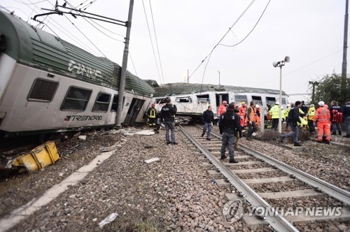 25일 이탈리아 북부 밀라노 인근에서 통근 열차 탈선 사고가 발생, 2명이 사망하고, 10명이 중상을 입었다 [로이터=연합뉴스] 