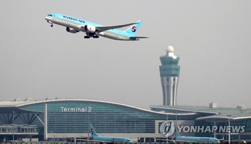 인천공항 제2터미널에서 이륙하는 대한항공 여객기