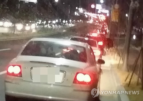 포항 북구 양덕동 도로로 대피한 차량