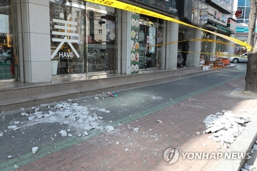 (포항=연합뉴스) 이승형 기자 = 11일 경북 포항에서 규모 4.6 지진이 난 이후 포항시 북구 장성동 한 건물에서 부서진 외벽 조각이 인도에 떨어져 있다. 2018.2.11