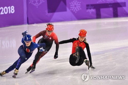 중국의 취춘위가 여자 500ｍ 준결승전에서 반칙을 범한 뒤 넘어지는 모습