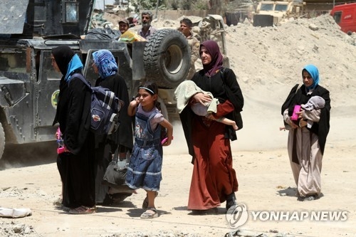 지난해 6월 모술 탈환 뒤 이라크군 진영으로 오는 여성들[EPA=연합뉴스 자료사진]
