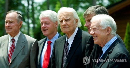 미국의 전 대통령들과 함께한 빌리 그레이엄 목사(가운데) [로이터=연합뉴스)