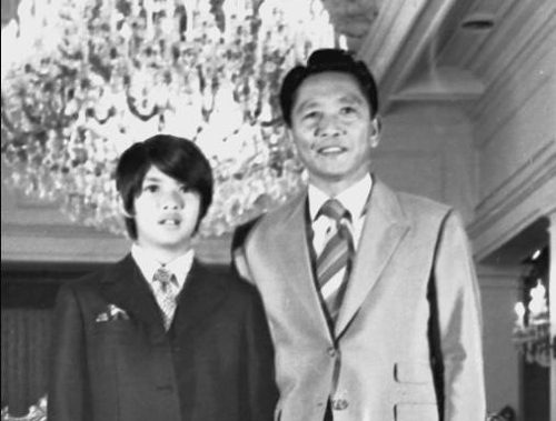 마르코스 전 필리핀 대통령(오른쪽)과 아들 마르코스 주니어 [마르코스 주니어 페이스북 캡처=연합뉴스 자료사진]