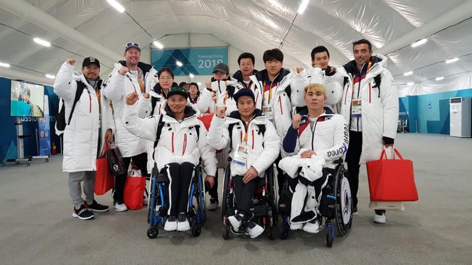 평창선수촌에 입촌한 장애인 알파인스키 대표팀 선수단이 파이팅을 외치고 있다.