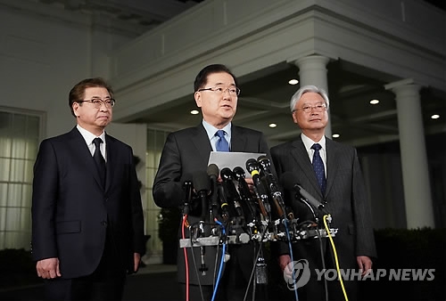 (워싱턴DC AFP=연합뉴스) 미국을 방문중인 정의용 청와대 국가안보실장(사진 가운데)이 8일(현지시간) 오후 백악관에서 도널드 트럼프 대통령을 면담한 뒤 북한 김정은의 트럼프 방북 초청 등 면담내용을 기자들에게 설명하고있다.