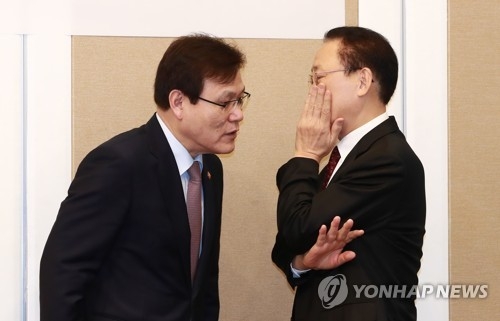 최종구 금융위원장(왼쪽)과 최흥식 금융감독원장(오른쪽)