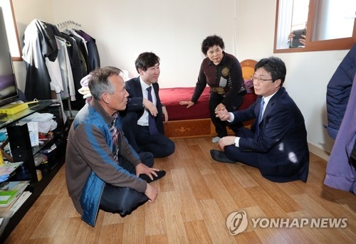(포항=연합뉴스) 김준범 기자 = 바른미래당 유승민 공동대표가 13일 오후 경북 포항시 북구 성곡리를 찾아 지진피해로 임시주택에서 거주하는 주민과 대화하고 있다. 2018.3.13