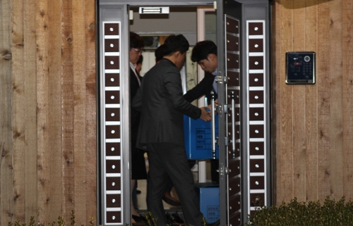 검찰, 안희정 전 충남지사 관사 압수수색