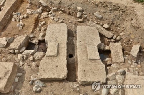 경주 '동궁과 월지'에서 나온 석조 변기.
