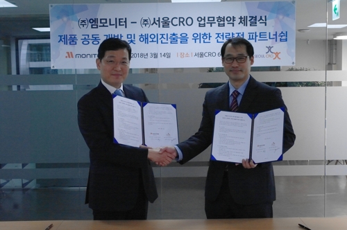 서울CRO 김존 대표(왼쪽)와 엠모니터 전효성 대표이사는 '체외진단기기 공동개발 MOU 후 기념촬영을 하고 있다.