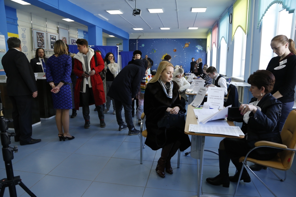 (모스크바=연합뉴스) 모스크바 시내 로츠델스카야 거리의 학교에 차려진 제90번 투표소에서 유권자들이 투표하고 있다.