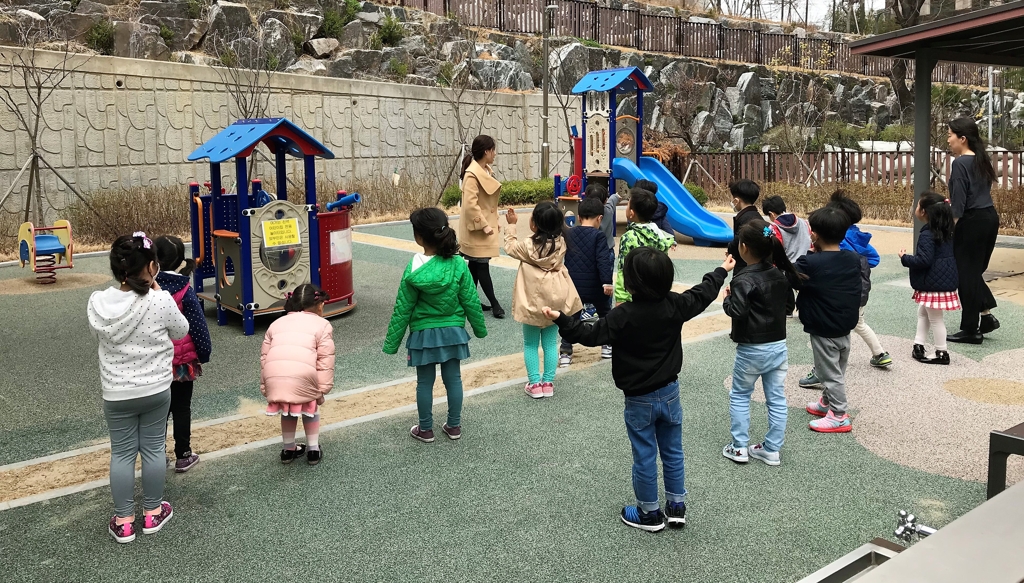 오랜만에 미세먼지 수치가 떨어져 야외 놀이터로 나온 어린이들