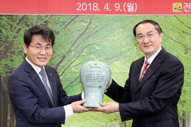 명예 도민패 수여