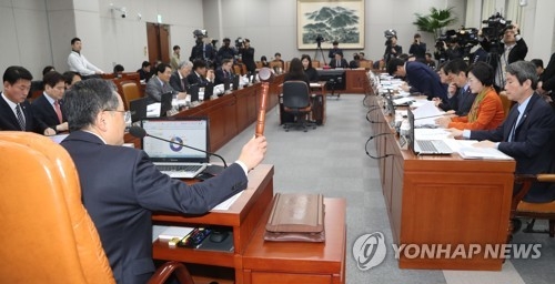공전 거듭하는 헌정특위, '무용론' 제기 - 1