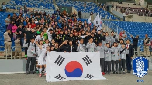 아시안컵에서 여자 월드컵 출전을 확정한 대표팀이 환호하고 있다.