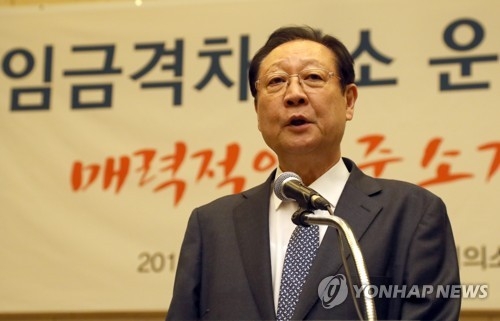(서울=연합뉴스) 정하종 기자 = 권기홍 동반성장위원회 위원장이 17일 오전 서울 중구 대한상공회의소에서 열린 기자 브리핑에서 '임금 격차 해소운동 추진 원년' 선언 등 2018년 동반위 중점사업 추진계획을 설명하고 있다. 2018.4.17chc@yna.co.kr