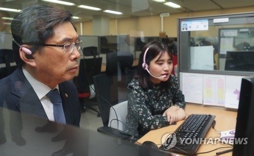 상담 내용 청취하는 박상기 장관(서울=연합뉴스) 류효림 기자 = 박상기 법무부 장관이 23일 서울 양천구 목동 1345콜센터에서 열린 개소 10주년 기념식에 참석해 상담사의 전화상담 내용을 청취하고 있다. 2018.3.23ryousanta@yna.co.kr(끝)
