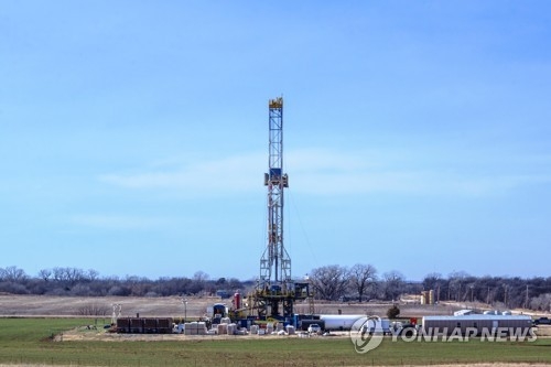 국제유가, 전날 급등에서 숨고르기…WTI 0.3%↓ - 1