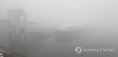 안개 낀 인천항 연안여객터미널(연합뉴스 자료사진)