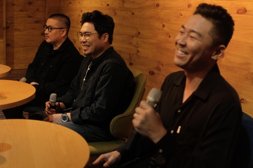 인터뷰하는 솔리드