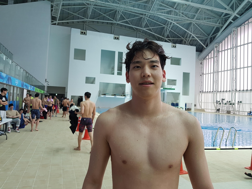 (광주=연합뉴스) 이주호가 29일 광주 남부대 시립국제수영장에서 열린 2018 국제대회 수영 국가대표 선발대회 남자 배영 100m 결승에서 54초17의 한국신기록으로 1위를 차지한 뒤 포즈를 취했다. 2018.4.29 hosu1@yna.co.kr