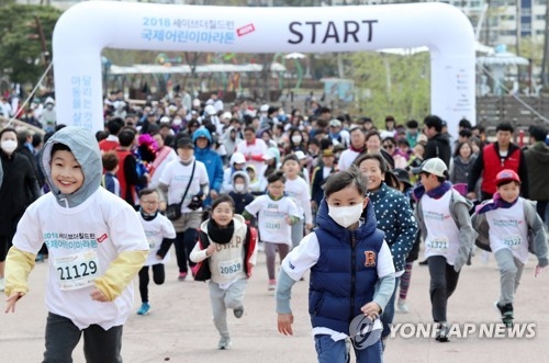 지난달 7일 부산시민공원에서 열린 '2018년 국제어린이마라톤 어린이나눔축제'에서 어린이들이 달리는 모습 [연합뉴스 자료 사진]