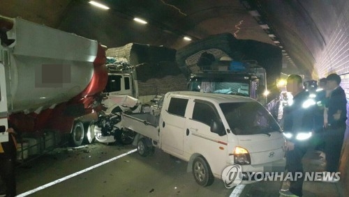 사고차량으로 뒤엉킨 터널 내부