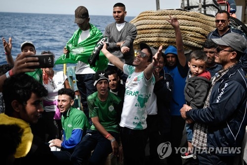 8일 지중해에서 난민구조 비정부기구(NGO) 선박에 의해 구조된 뒤 기뻐하고 있는 모로코 난민들 [AFP=연합뉴스] 