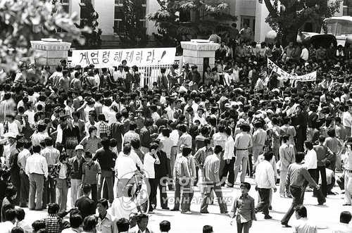 5·18 항쟁 기간인 1980년 5월 22일 전남도청 앞에서 열린 집회 [연합뉴스 자료사진