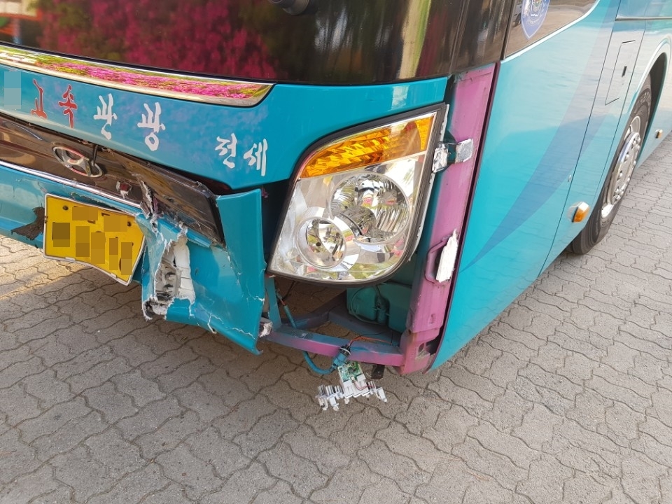반달가슴곰과 사고로 파손된 버스